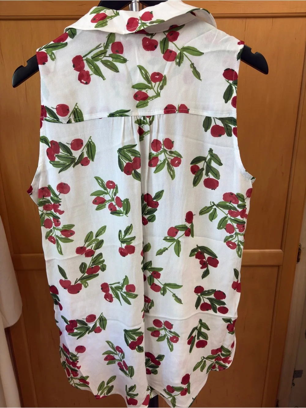 NWT Vera For Anthropologie Cherry-Print Pintuck Button Down Sleeveless Top S-Med - Picture 2 of 14